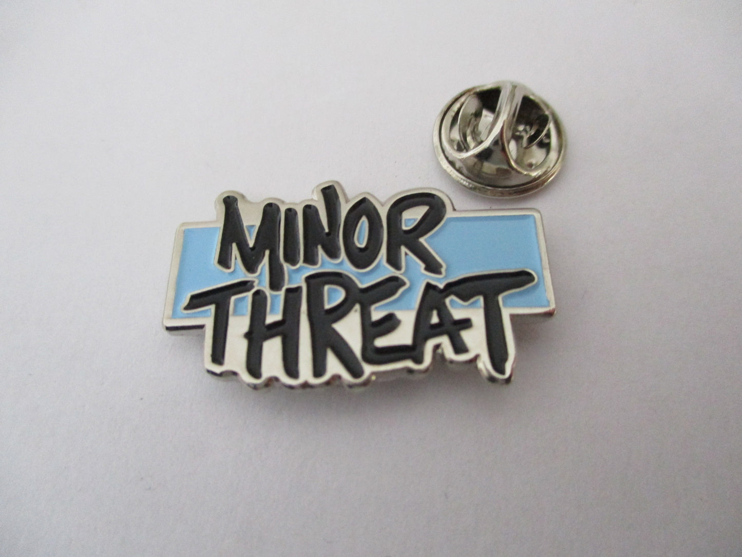 MINOR THREAT hardcore PUNK METAL BADGE (sky blue)