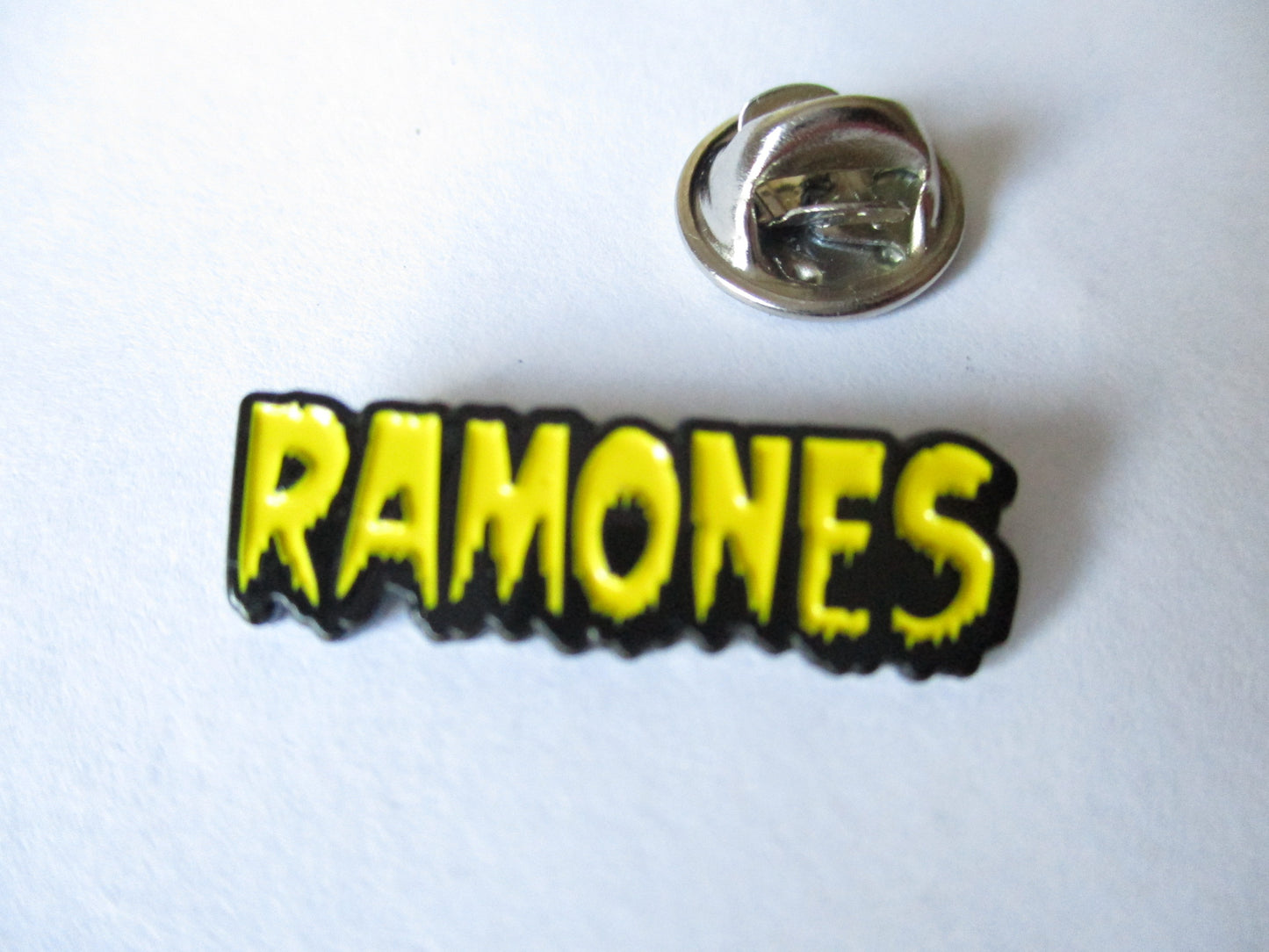 THE RAMONES horror logo (yellow) PUNK METAL BADGE