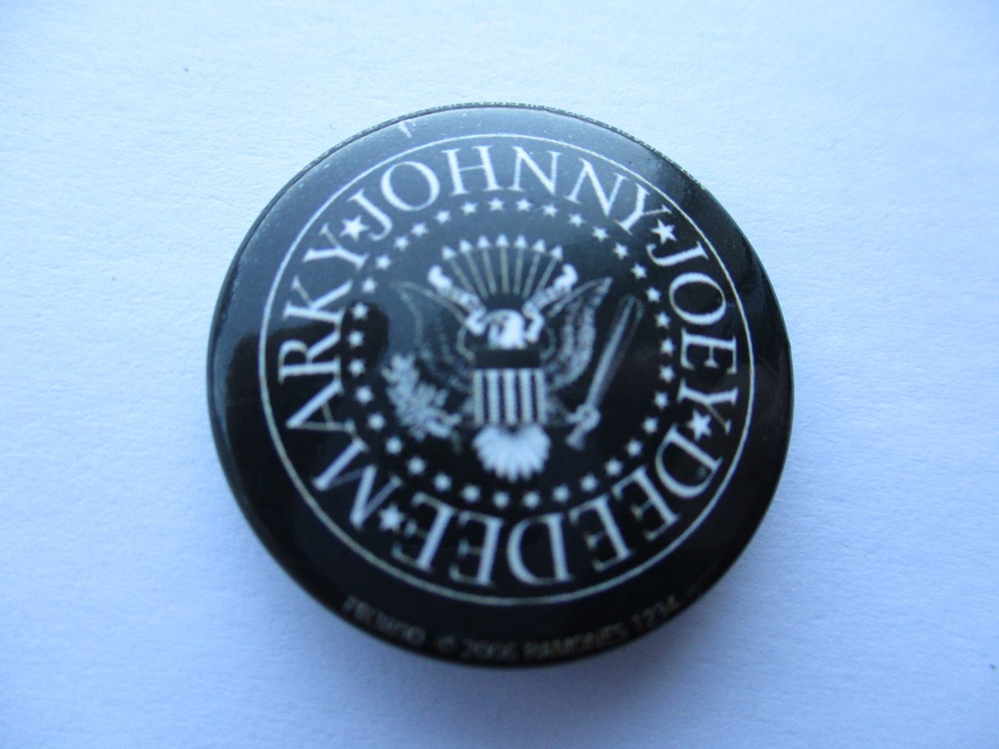 THE RAMONES classic logo (official) PUNK BADGE