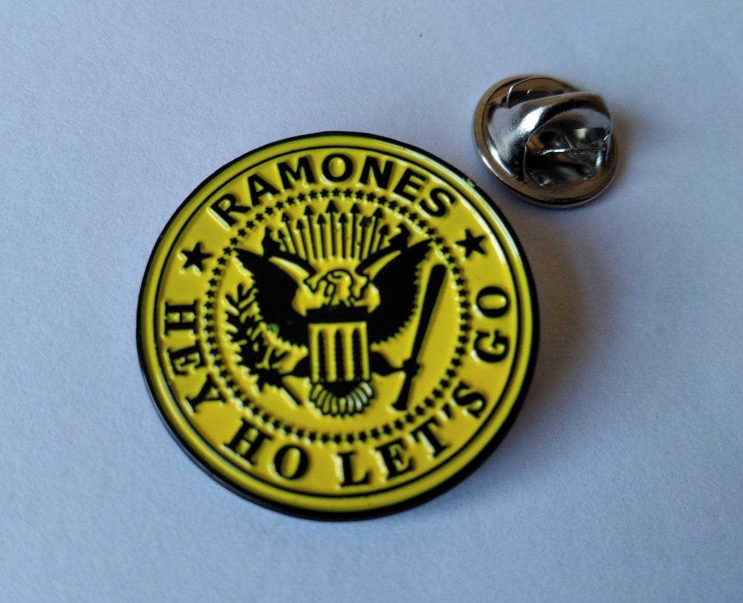 THE RAMONES hey ho lets go yellow PUNK METAL BADGE